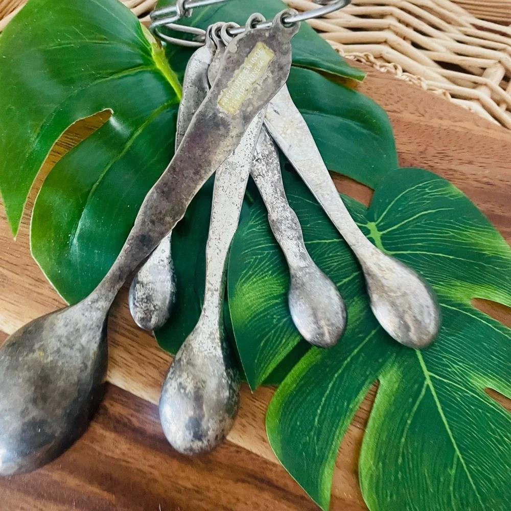 Anthropologie antique retro vintage style measuring spoon set of 5 safety pin